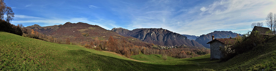 Salendo da Reggetto al Corno Zuccone bel panorama dai prati 